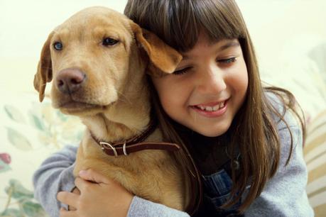 Cómo saber si mi perro me quiere: cuidados y nombres para tu mascota. Dueño abrazando a su perro