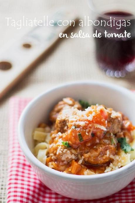Tagliatelle con albóndigas en salsa de tomate Tagliatelle con albóndigas en salsa de tomate