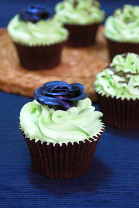 After Eight Cupcakes (Cupcakes de Menta y Chocolate) + Tutorial de Rosa de Chocolate plástico After Eight Cupcakes (Cupcakes de Menta y Chocolate) + Tutorial de Rosa de Chocolate plástico