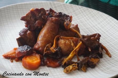 Rustido de butifarra, costillas y camagrocs Rustido de butifarra, costillas y camagrocs