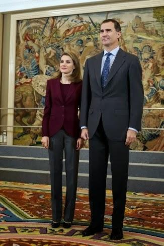 Dña. Letizia elige un look clásico en burdeos para su primer viaje a Nueva York como reina