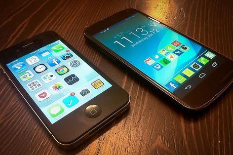 iPhone 4S with iOS7 and Nexus 4 with Android 4.2.2. Foto de Tim Malabuyo en Flickr.