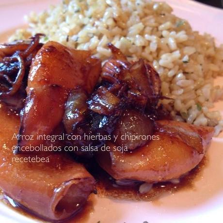 Arroz integral con hierbas y chipirones encebollados con salsa de soja