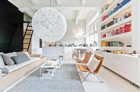 puro estilo nórdico moderno muebles de diseño librerias de obra grandes ventanales decoración en blanco casa de diseño blog decoración nórdica altos techos vigas blancas accesorios de diseño nórdico 