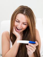 Como saber si estás embarazada… Woman Checking Pregnancy Test