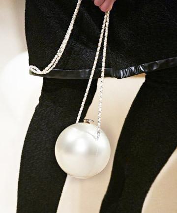8 nuevas maneras de llevar perlas. Bolso perla