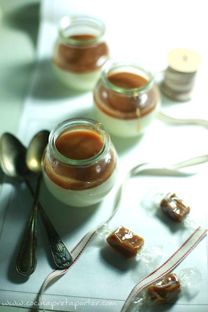 Pannacotta de vainilla con coulis de caramelo de beurre salé