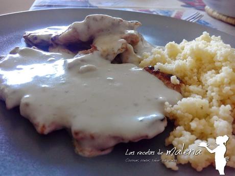 Escalopines de ternera con cuscús en salsa roquefort