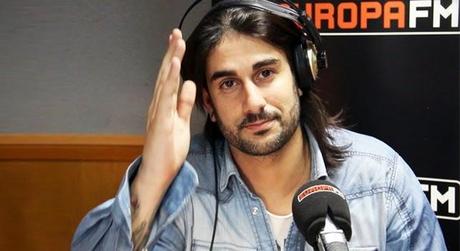 Melendi publica una canción para explicar su acorralamiento por tres coches