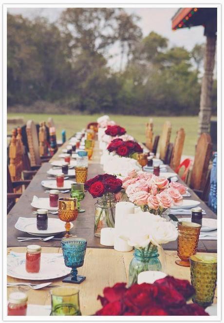 Es Tendencia: copas y vasos de distintos colores en los banquetes de boda