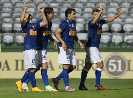 Cruzeiro se recupera del clásico, vence y vuelve a dominar con holgura el campeonato brasileño