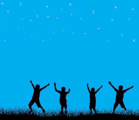 ¿’Demasiado’ pequeñas, dices? Por Gregory Cajina ninos-jugando-en-el-cielo-estrellado_275-4353