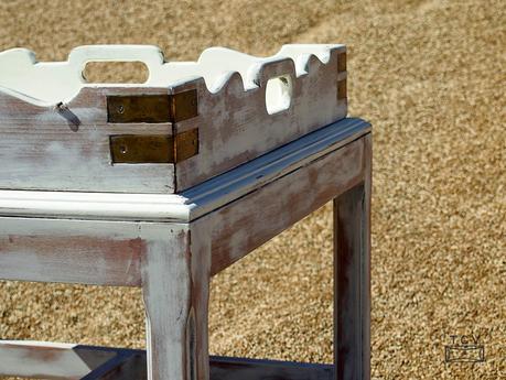 Una mesa, pintar y lijar, pintar y lijar Una mesa, pintar y lijar, pintar y lijar