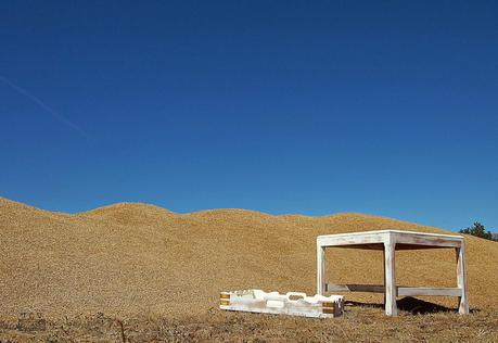 Una mesa, pintar y lijar, pintar y lijar Una mesa, pintar y lijar, pintar y lijar