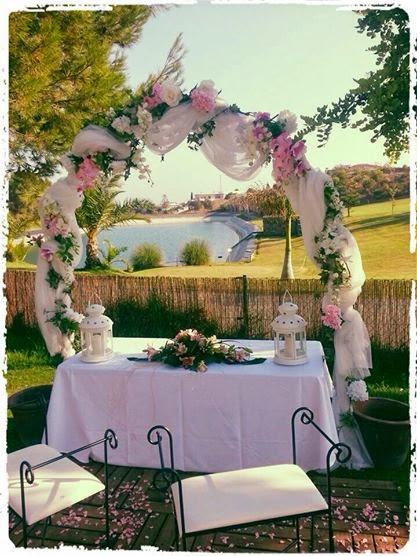 ¡Pon un arco de flores en la decoración de tu boda!