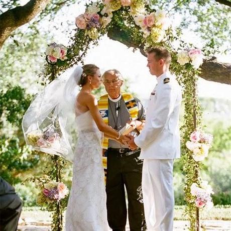 ¡Pon un arco de flores en la decoración de tu boda!