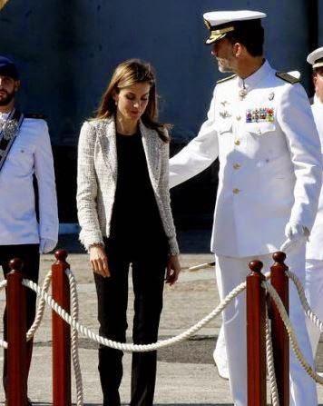 Dña. Letizia, de negro y gris, decepción en la Escuela Naval de Marín