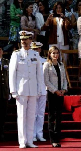 Dña. Letizia, de negro y gris, decepción en la Escuela Naval de Marín