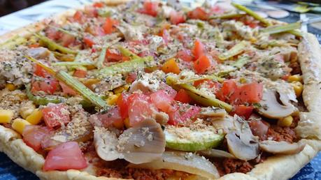 Pizza casera vegana con paté de tomates secos y almendras y verduras