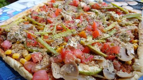 Pizza casera vegana con paté de tomates secos y almendras y verduras