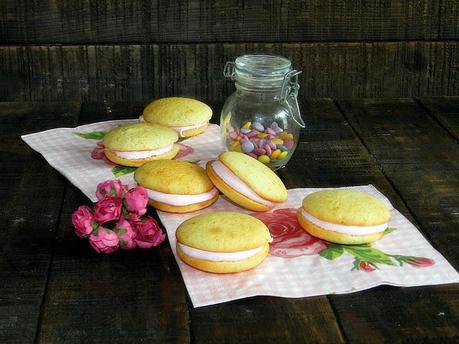 Whoopies pies de vainilla con marshmallow fluff de fresa Whoopies pies de vainilla con marshmallow fluff de fresa
