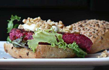 Hamburguesa de remolacha y mijo hamburguesa casera