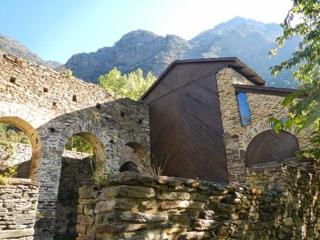 De Escaló al monasterio de Sant Pere del Burgal. Pallars Sobirà De Escaló al monasterio de Sant Pere del Burgal. Pallars Sobirà