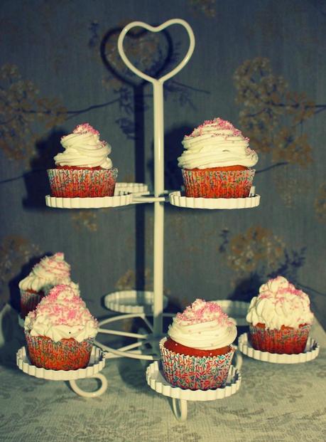 CUPCAKES DE PLATANO CON FROSTING DE CHEDDAR CUPCAKES DE PLATANO CON FROSTING DE CHEDDAR