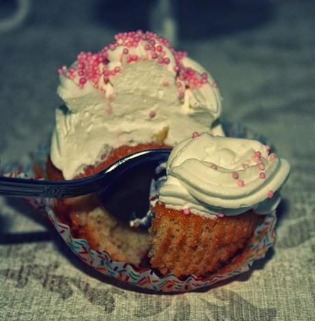 CUPCAKES DE PLATANO CON FROSTING DE CHEDDAR CUPCAKES DE PLATANO CON FROSTING DE CHEDDAR