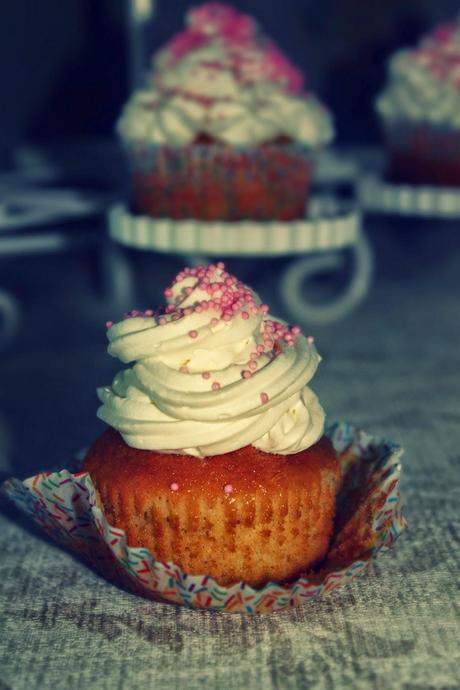 CUPCAKES DE PLATANO CON FROSTING DE CHEDDAR CUPCAKES DE PLATANO CON FROSTING DE CHEDDAR