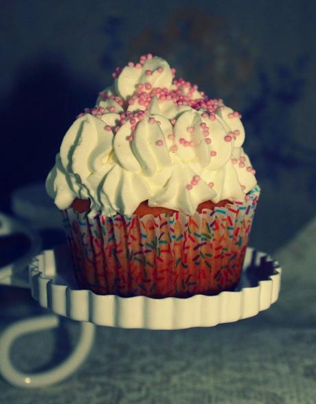 CUPCAKES DE PLATANO CON FROSTING DE CHEDDAR CUPCAKES DE PLATANO CON FROSTING DE CHEDDAR