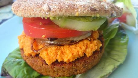 Hamburguesa vegetal mediterránea Vegesan con hummus de zanahoria y salsa de aguacate