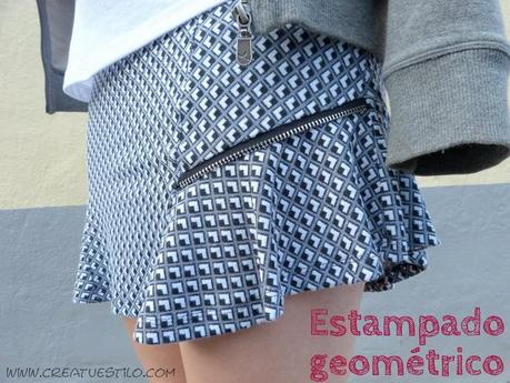 Look con falda estampado geométrico