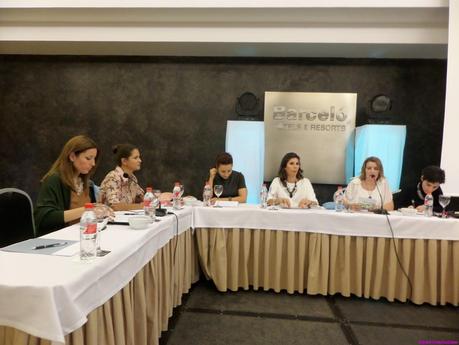 MESA REDONDA EN QUEDADA MUJER Y TENDENCIA, ROSALIA NAVARRO MESA REDONDA EN QUEDADA MUJER Y TENDENCIA, ROSALIA NAVARRO
