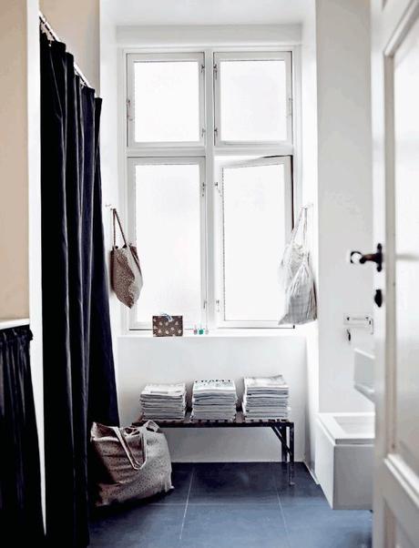 En Dinamarca: Suelos negros, paredes blancas y magníficas piezas de mobiliario