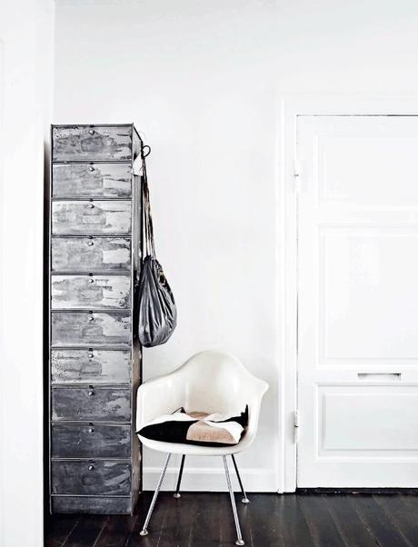 En Dinamarca: Suelos negros, paredes blancas y magníficas piezas de mobiliario