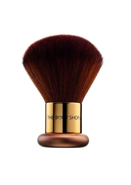 Cómo maquillarte si tienes acné Brocha de The Body Shop.