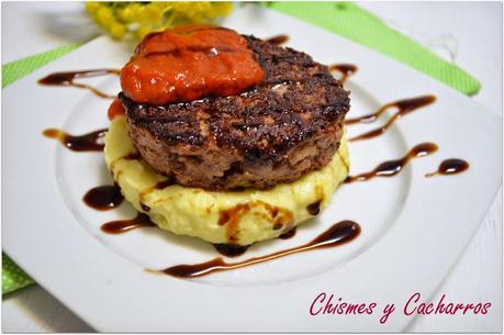 Hamburguesa de Ternera sobre puré de patatas fritas