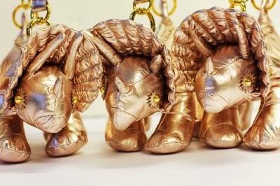 Los bolsos-triceratops de Giles Deacon Los bolsos-triceratops de Giles Deacon