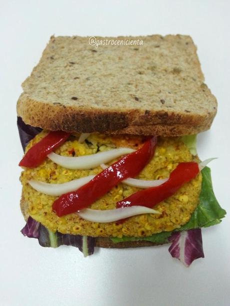 Sandwich de Escalopines de Lentejas Rojas y Mijo al Curry Sandwich de Escalopines de Lentejas Rojas y Mijo al Curry