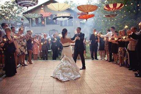 Decoración con paraguas….. parasols-dancefloor