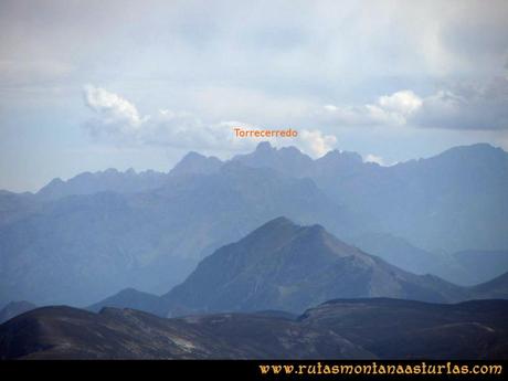 Ruta Agujas y Toneo: Vista del Torrecerredo desde el Toneo