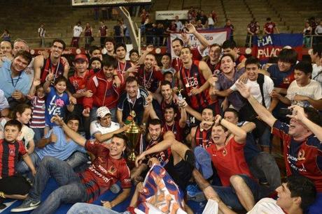 El equipo y los fanáticos festejan el tercer título de Cerro en Básquet