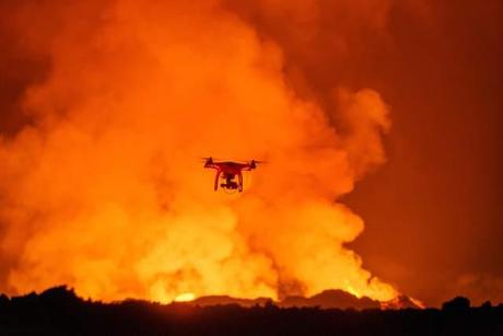 drone sobrevuela la erupción de un volcán en Islandia