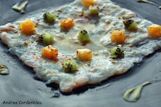 CARPACCIO DE CIGALA CON MANGO Y KIWI, CREMA DE WASABI Y SESAMO CON VINAGRETA DE LIMÓN, SOJA Y VINAGRE DE ARROZ.