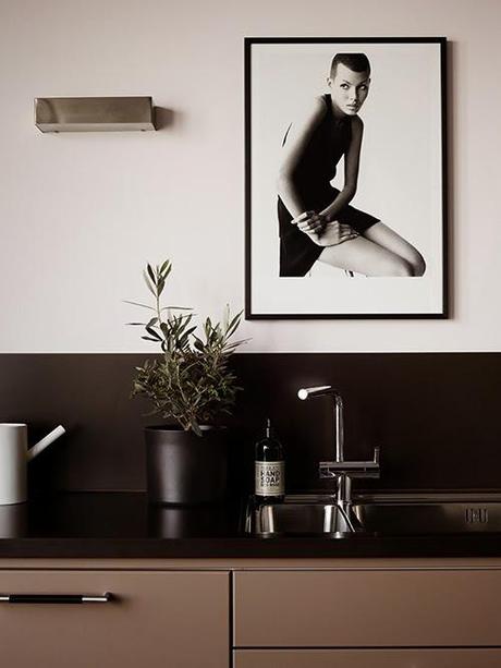 Estilo escandinavo ¿en negro? minimalismo negro interiores lujosos elegantes estilo nórdico escandinavo en negro Estilo escandinavo en negro decoración nórdica en negro decoración dramática colores oscuros blog interiores nórdicos blog decoración nórdica