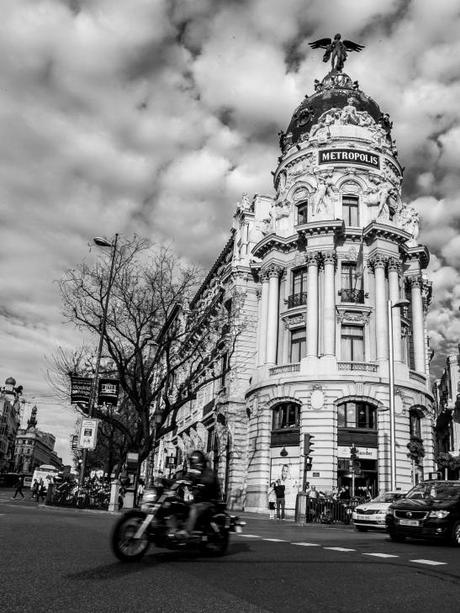 Una moto, el edificio Metrópolis y una foto 13888499523_f05bc225c1_k