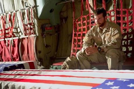 El cambio de Bradley Cooper en las primeras imágenes de 'American Sniper'