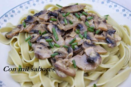 PASTA CON SALSA DE CHAMPIÑONES PASTA CON SALSA DE CHAMPIÑONES