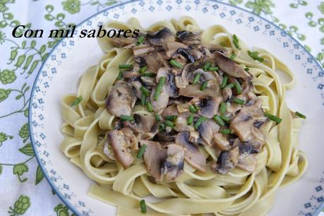 PASTA CON SALSA DE CHAMPIÑONES PASTA CON SALSA DE CHAMPIÑONES